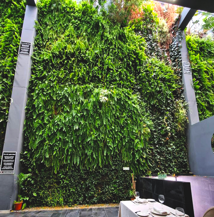 Jardín vertical restaurante Bálamo en Madrid​