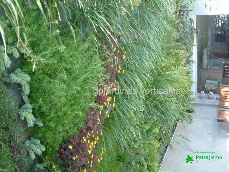 jardín vertical hecho con el sistema de paisajismo urbano