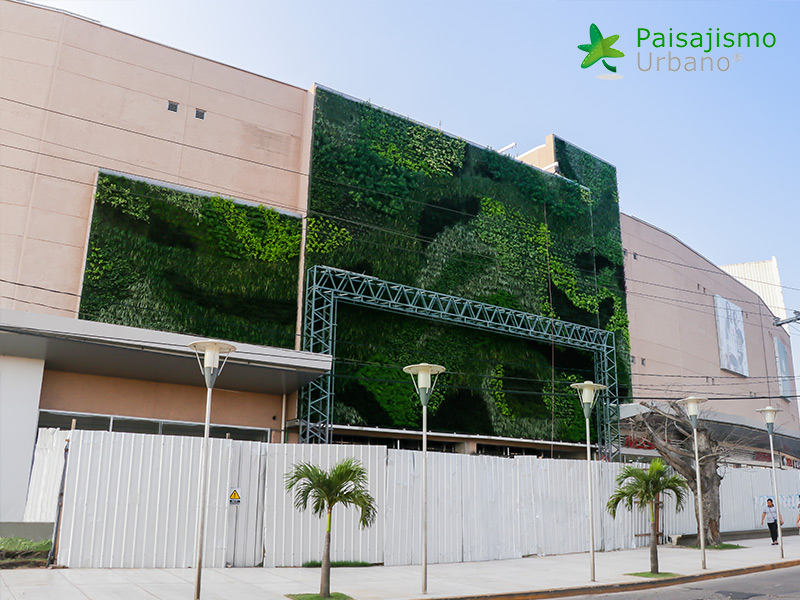 jardín vertical en centro comercial bolivia