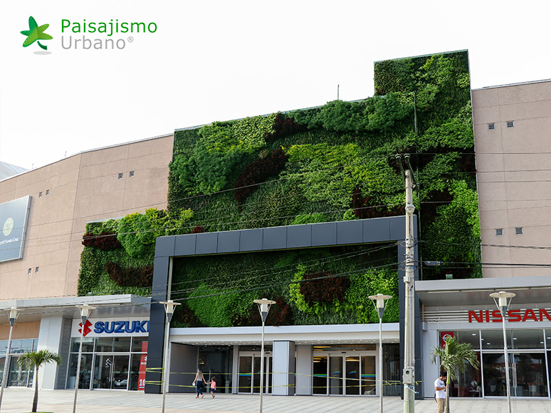 jardín vertical en centro comercial