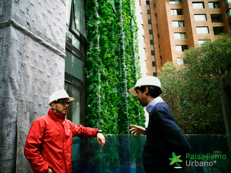ignacio solano jardín vertical edificio santalaia