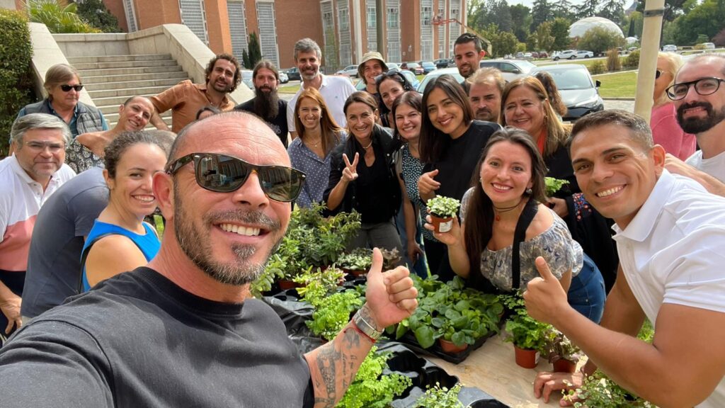 Ignacio Solano imparte la tercera edición del Curso de Jardines Verticales 1 Paisajismo Urbano Ignacio Solano imparte la tercera edición de cursos presencial en jardines verticales en la ciudad de Barcelona.