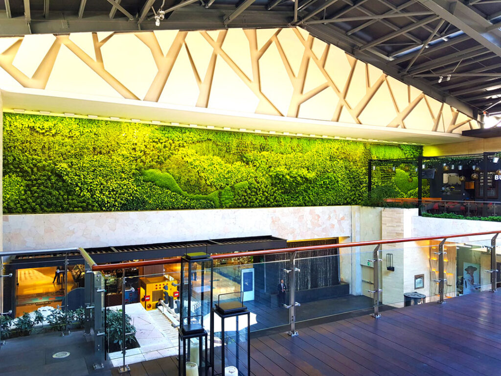 Jardines verticales para impulsar a la mujer emprendedora en México y Guatemala 4 Paisajismo Urbano jardin vertical en centro comercial