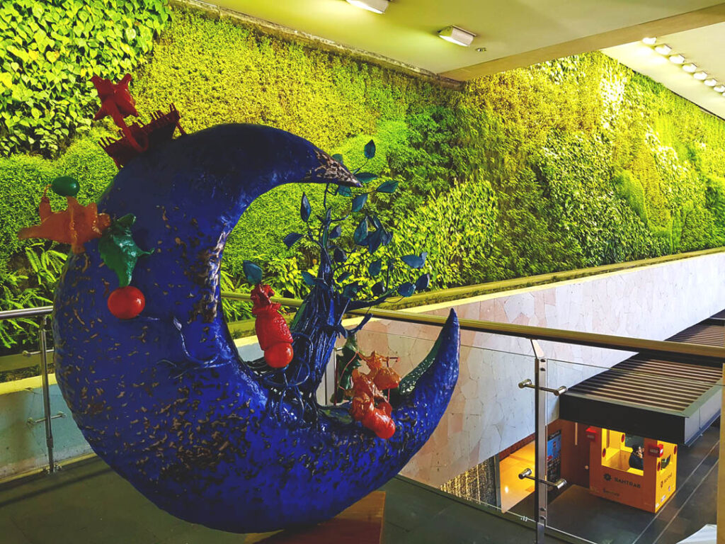 Jardines verticales para impulsar a la mujer emprendedora en México y Guatemala 5 Paisajismo Urbano Jardín Vertical en el Centro Comercial de Oackland Mall en Guatemala