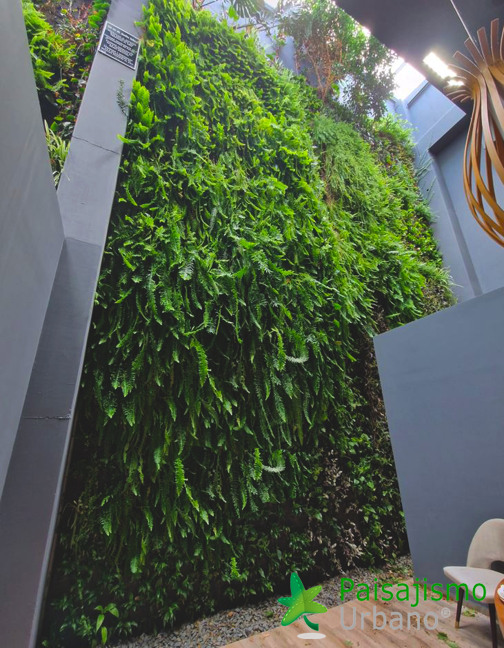 Jardín vertical restaurante Bálamo en Madrid​
