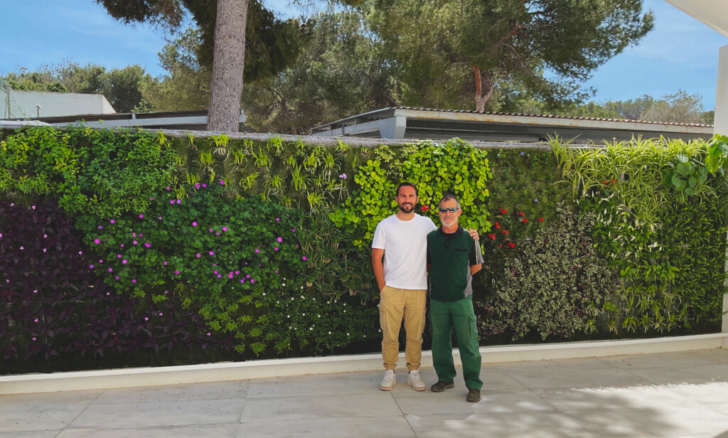 1.000 plantas de 10 especies para el primer jardín hidropónico elaborado con la técnica de Ecosistema Vertical 1 Paisajismo Urbano 1.000 plantas de 10 especies para el primer jardín hidropónico elaborado con la técnica de Ecosistema Vertical